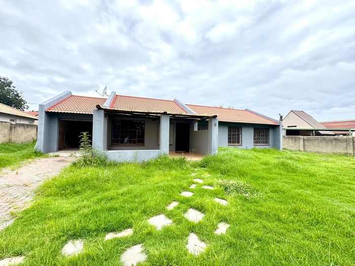 For Sale: House in Noordrand with 3 bedrooms, garage, and built-in braai.