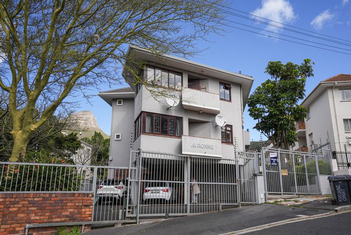 Tamboerskloof Apartment For Sale: 2 beds, balcony, garage, parking, Airbnb-friendly.