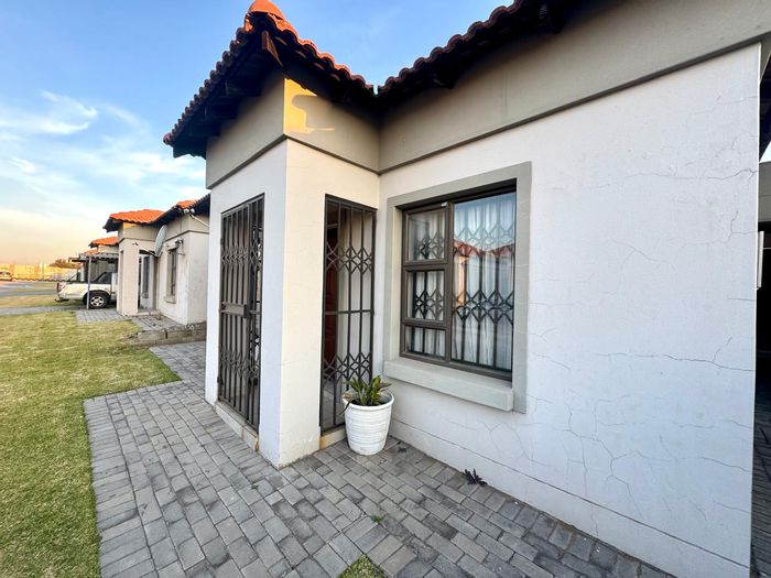 To Rent: 2-Bedroom Townhouse in Terra Nova with garage and pet-friendly policy.