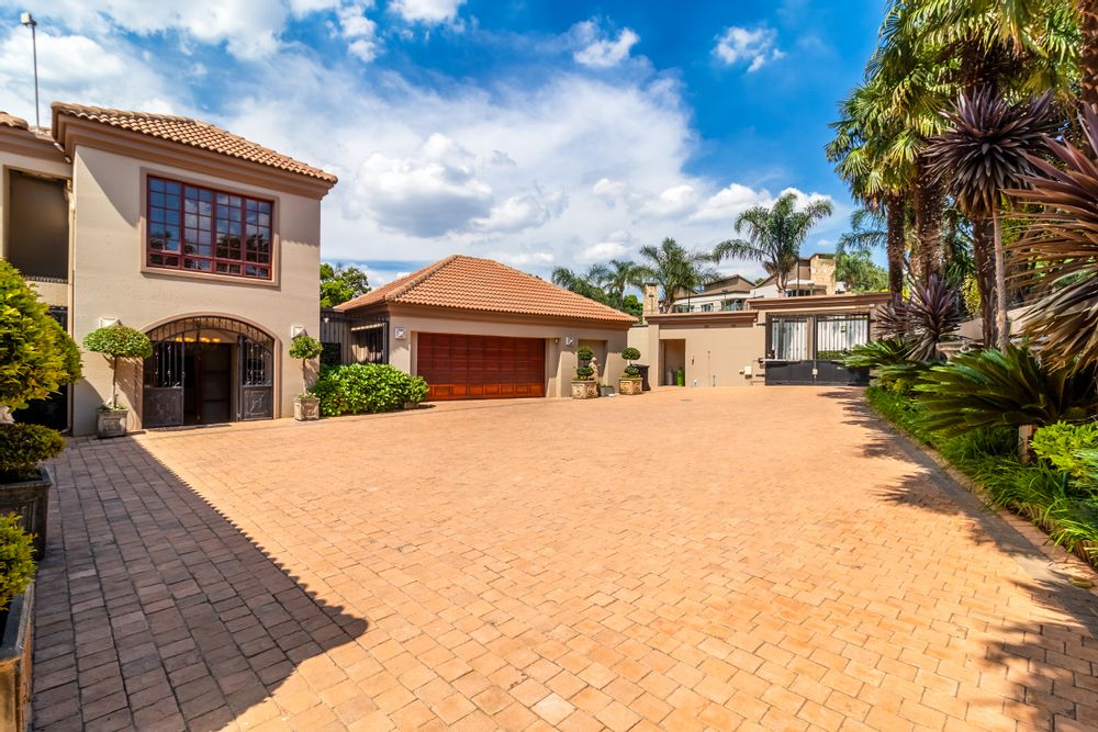 Entrance with plenty of visitors parking