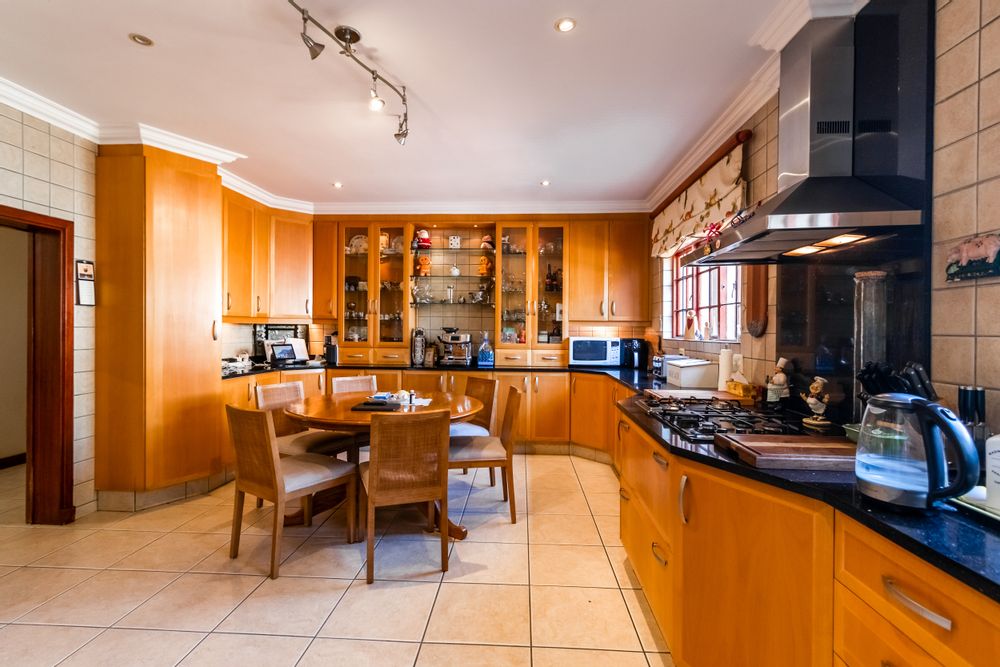 Solid wood kitchen with gas hob, electric oven