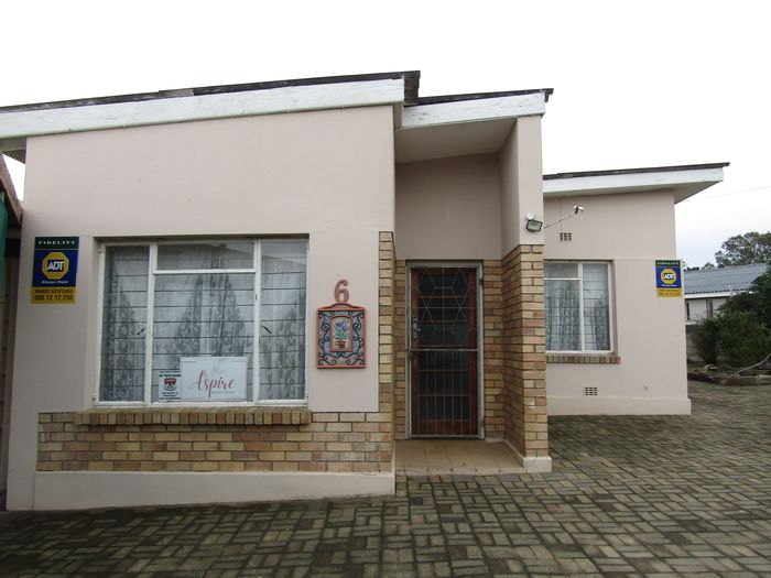 4-Bed House For Sale in Humansdorp Central with garage, garden, and fireplace.