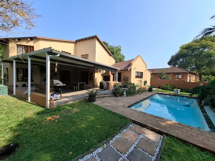 For Sale: House in Meer En See with 4 bedrooms, pool, and entertainment area.