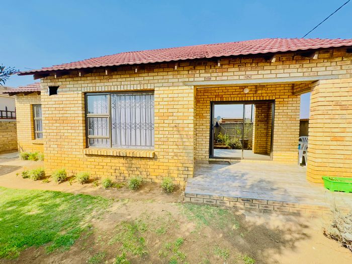 House for Sale in Tsakane Ext 11: 3 Bedrooms, carport, low maintenance.