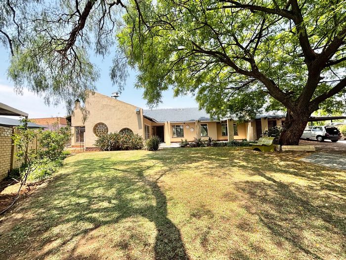 For Sale: Spacious 5-bedroom house in Suidheuwel with entertainment area and flat.