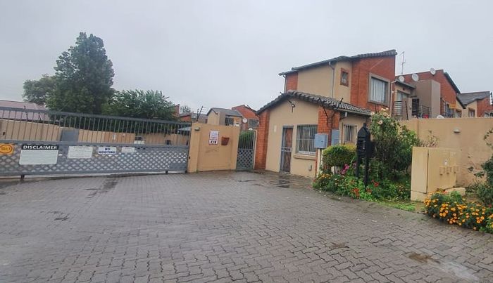Ravensklip Townhouse For Sale: 2 beds, pool, braai area, pet-friendly.