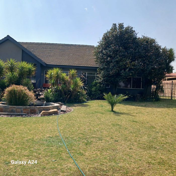 For Sale: House in Bethal Central with 5 bedrooms, entertainment area, and spacious yard.