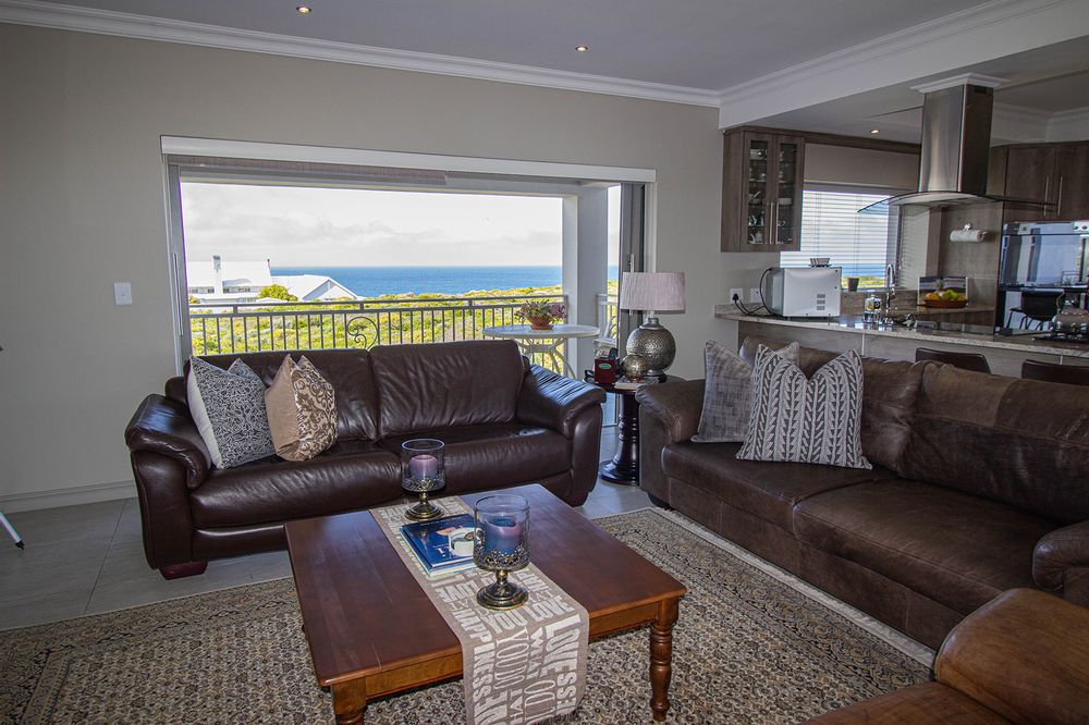 Entertainment lounge