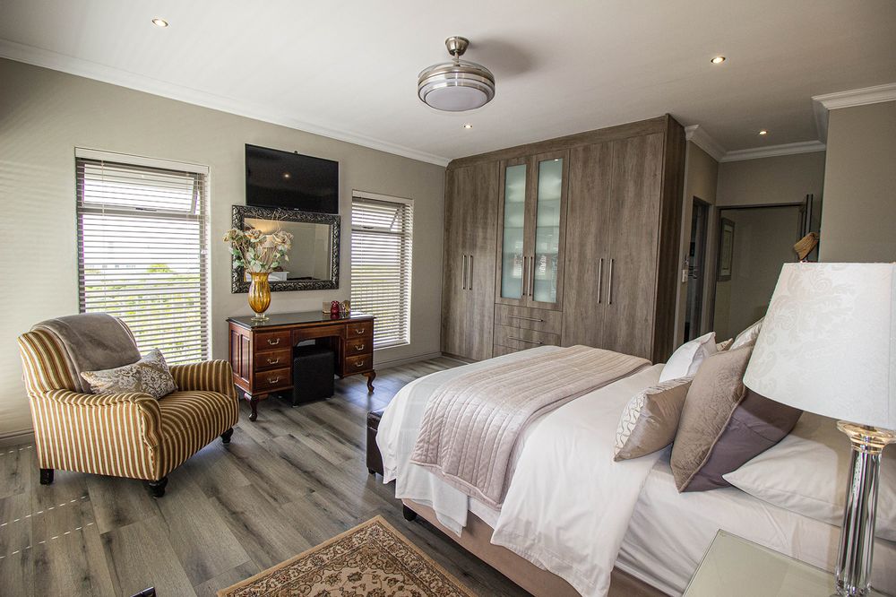 2nd ensuite with balcony and views