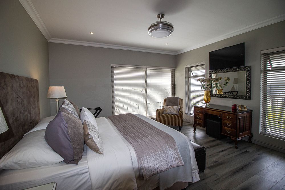 guest bedroom 1 upstairs