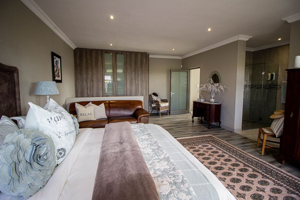 Spacious suite with entrance from foyer