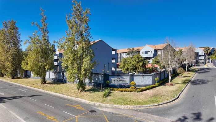 Noordwyk Townhouse For Sale: 1 Bedroom, secure complex, close to amenities.