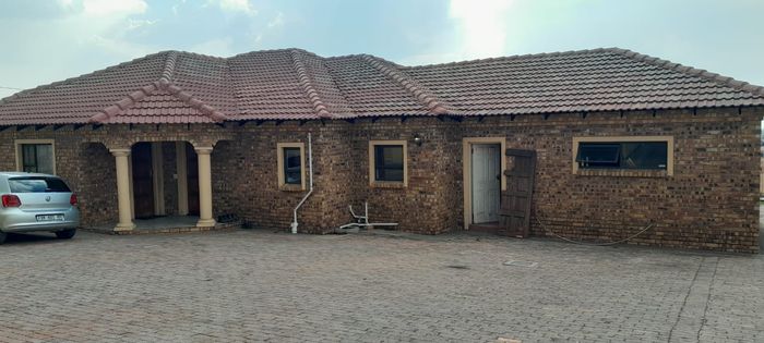 Eendracht House For Sale: Main house, 2 bachelor units, spacious yard, double garage.