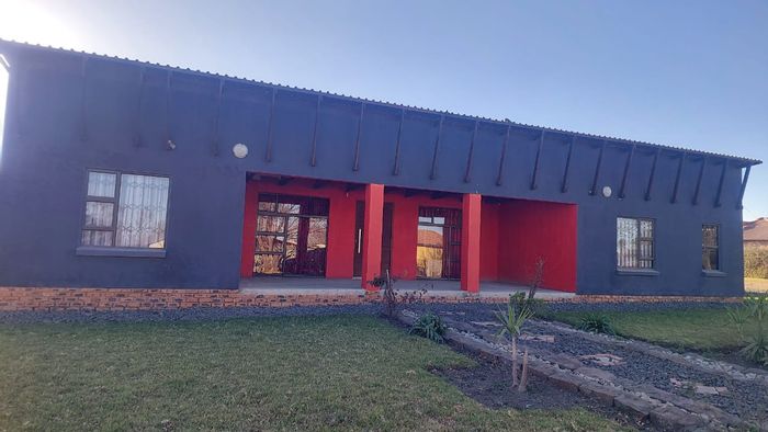 For Sale: Leslie Central House with 3 Bedrooms, Double Garage, and Renovation Potential.