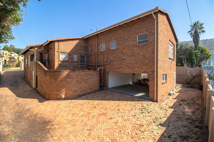 For Sale: Spacious Bruma house with cottage, double garage, and secure location.