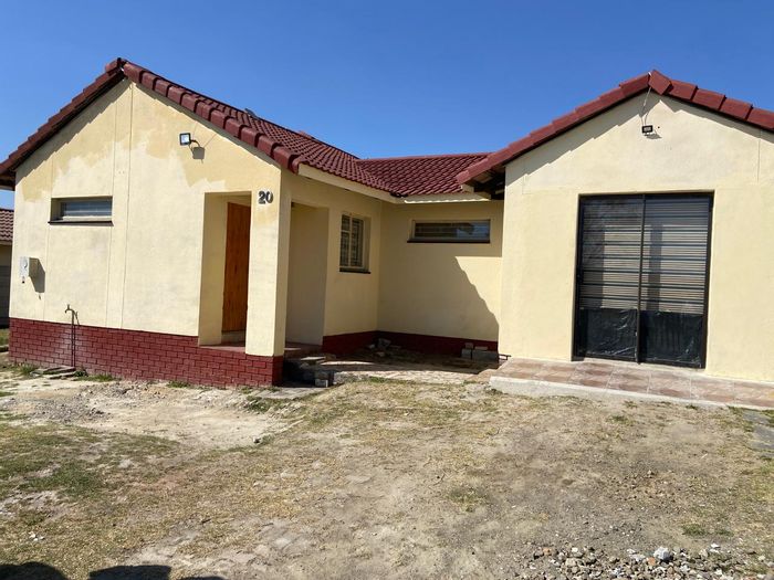 Kinross House To Rent: 3 bedrooms, living room, outside room with toilet.