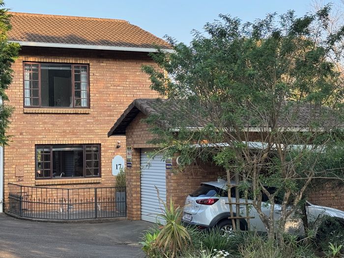 Chase Valley Heights Townhouse To Rent: 2 beds, patio, garage, garden access.