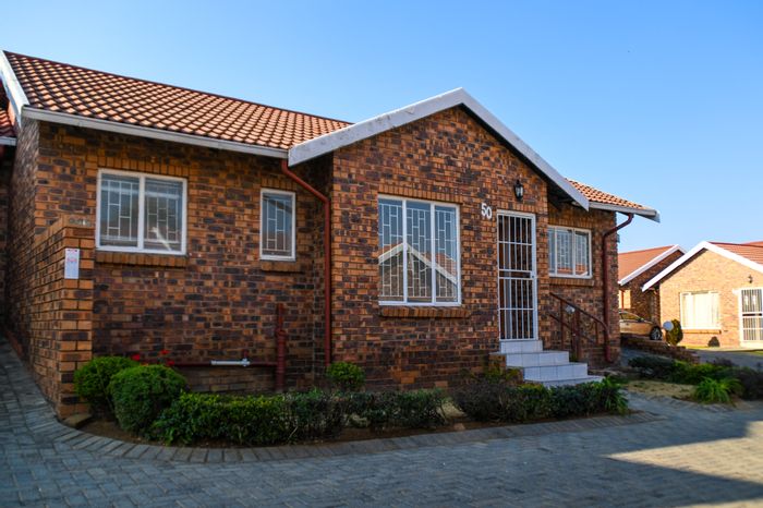 Townhouse For Sale in Princess AH: 3 beds, renovated kitchen, private backyard.