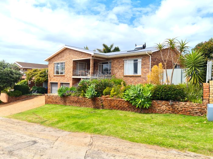 For Sale: Spacious 4-bedroom house in Noorsekloof with double garage and open plan living.