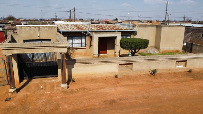 For Sale: House in Tsakane Ext 17 with 4 bedrooms, garage, and garden space.