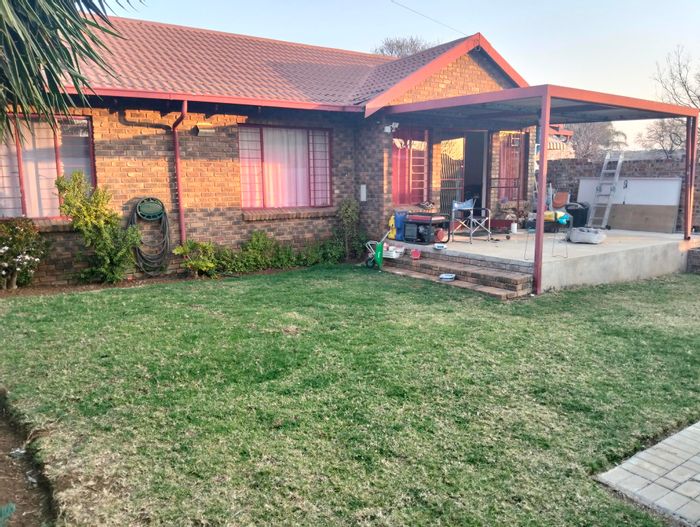 Garsfontein Duet For Sale: 3 Bedrooms, 2 Bathrooms, Approved Plans for Expansion.