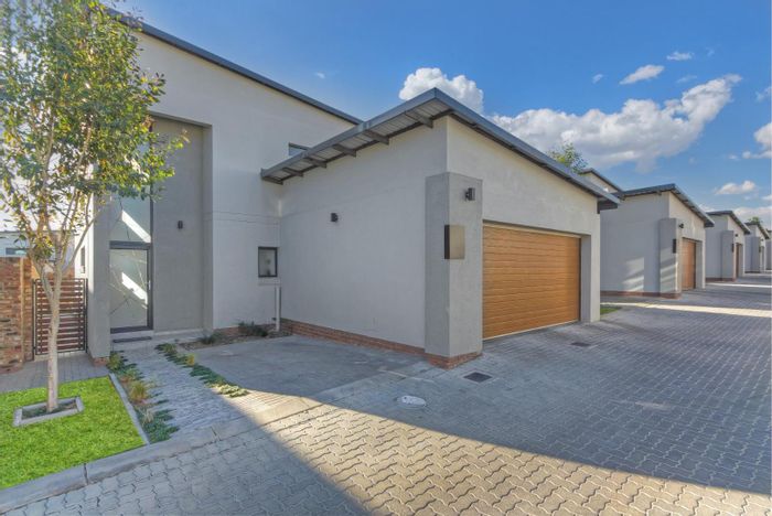 Crowthorne AH Townhouse For Sale: 3 beds, garden, double garage, pet-friendly.