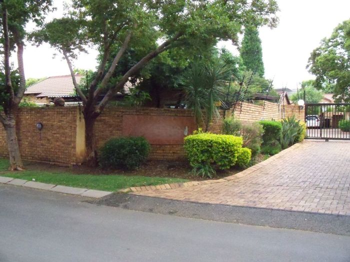 Wilgeheuwel Townhouse To Rent: 2 beds, pet-friendly garden, double carport.