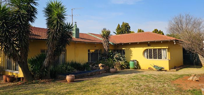 Dalview House For Sale: 4 beds, pool, Lapa, flatlets, ample parking.