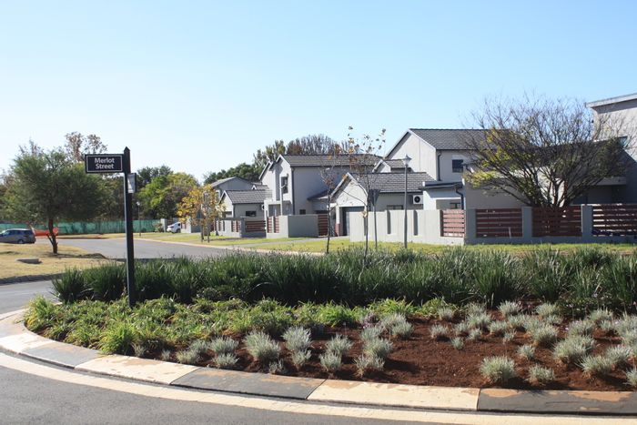 Vacant Land Residential For Sale in Raslouw, 1389 m², secure estate amenities.