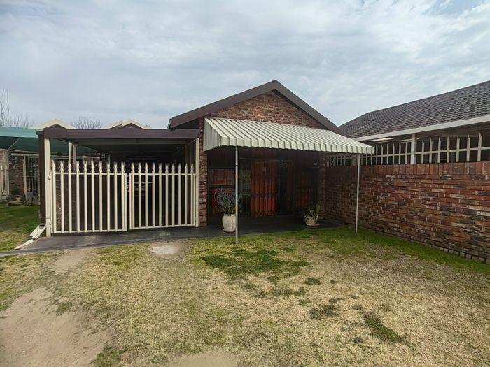 Townhouse For Sale in Parys Central: 2 beds, private garden, secure parking.
