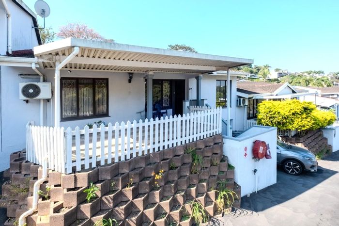 For Sale: Townhouse in Umgeni Park with 3 bedrooms, private courtyard, secure complex.