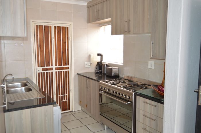 3-bedroom townhouse to rent in Noordheuwel with pet-friendly garden and secure complex.