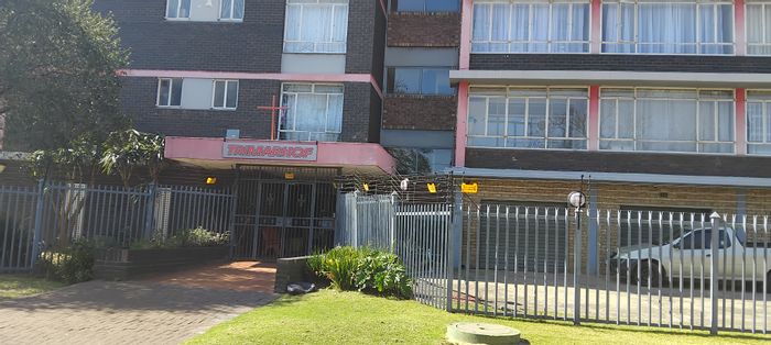 For Sale: 2.5 Bedroom Flat in Witbank Ext 5 with Lift, Carport, and Amenities Nearby.