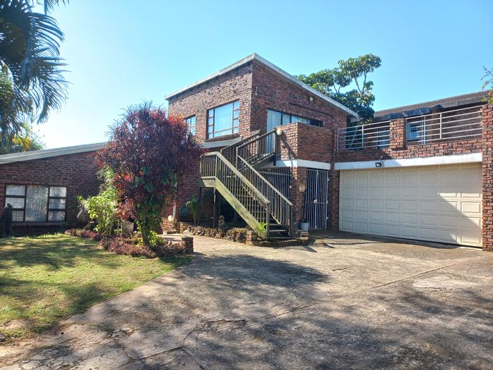 Amanzimtoti House For Sale: 5 bedrooms, pool, flatlet, ample parking, family-friendly.