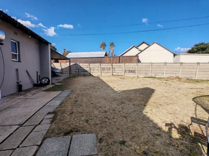 House for Sale in Sasolburg Ext 10: 3 Bedrooms, Braai Area, Covered Parking.