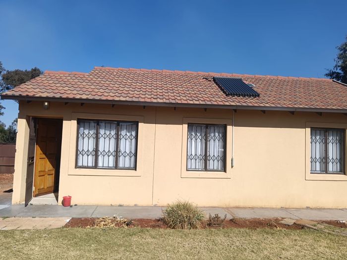 Pollak Park House For Sale: 3 Bedrooms, Golf Course Access, Security Features.
