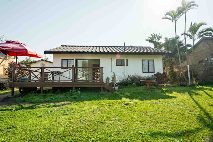 House for Sale in Park Rynie: 2 Bedrooms, sea view, large garden, garage.