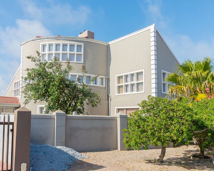 Port Owen House For Sale: 4 bedrooms, double garage, garden, and versatile spaces.