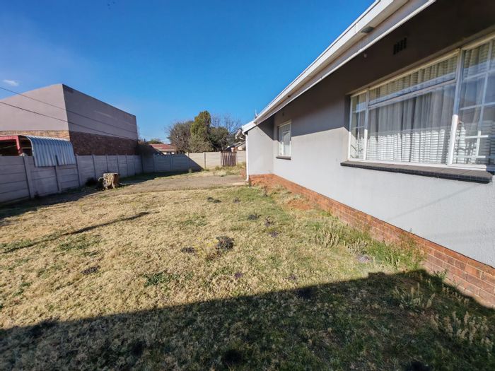 3-Bedroom House in Vaalpark For Sale with Garage, Carport, and Outbuilding.