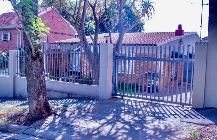 Kensington House For Sale: 3 beds, cottage, secure garden, close to amenities.
