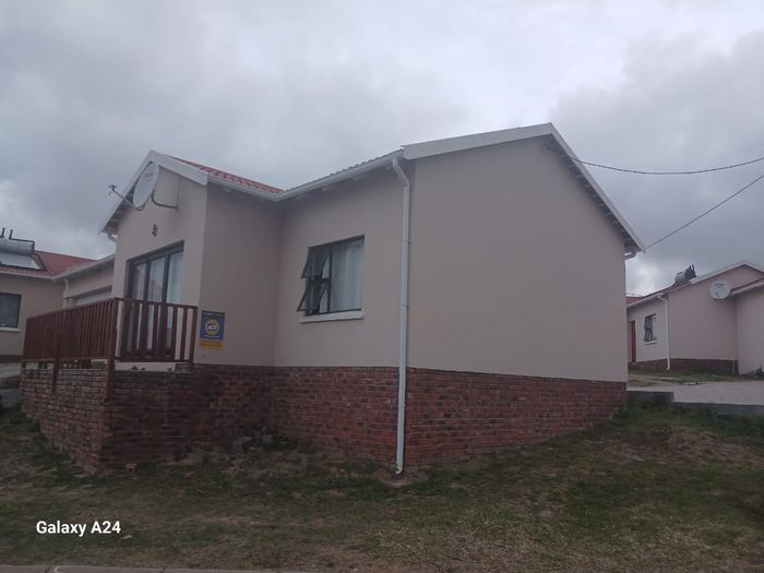 For Sale: House in Graceland with 3 bedrooms, double garage, and 24-hour security.