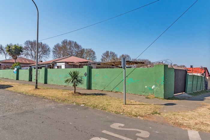 Newlands House For Sale: 3 Bedrooms, 1 Bathroom, 6 Parking Spaces, Auction Event.