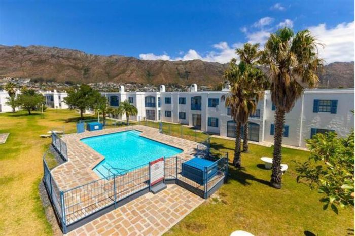 Dobson Apartment To Rent: 2 beds, pool access, secure parking, near beach.
