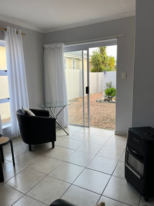 Fernwood Cottage To Rent: 1-bedroom, secure parking, open-plan living, no pets.