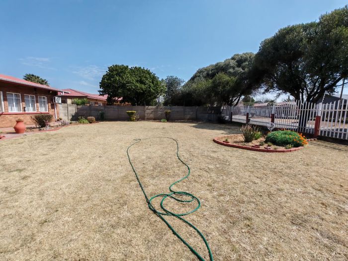 For Sale: House in Vanderbijlpark SE 1 with flatlet, security, and entertainment area.