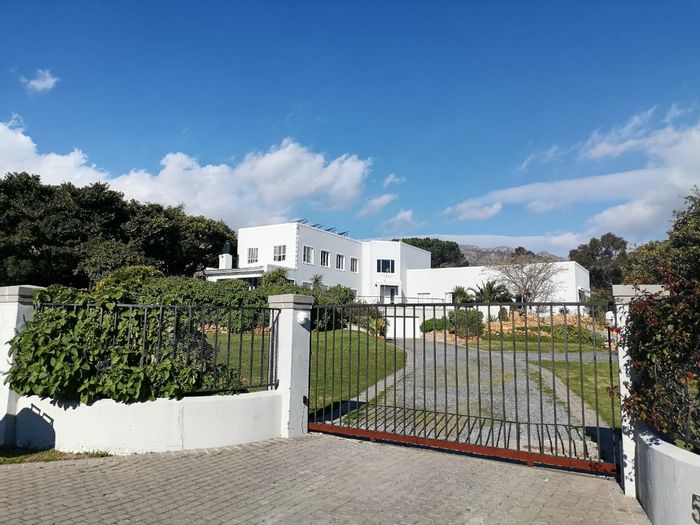 5-bedroom house with pool, pet-friendly, and space for gardens in Tre Donne Estate.