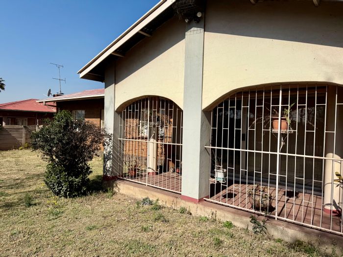 3-Bedroom House with Indoor Braai and Flatlet For Sale in Vanderbijlpark CW 4.