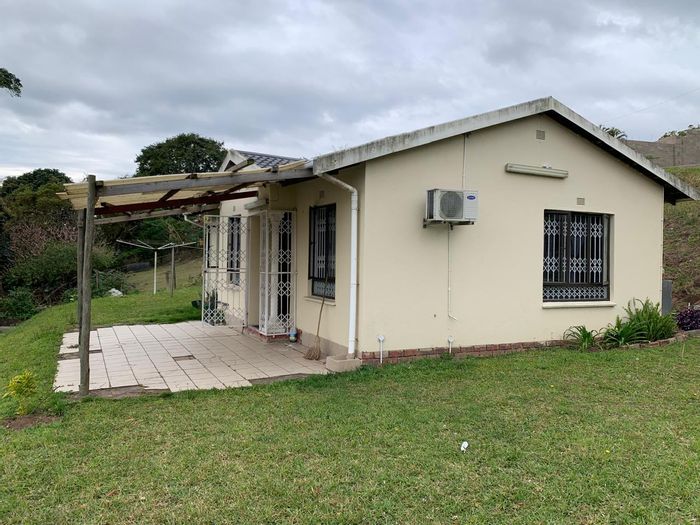 House for Sale in Mariannhill Park: 3 Bedrooms, spacious garden, pet-friendly, ample parking.