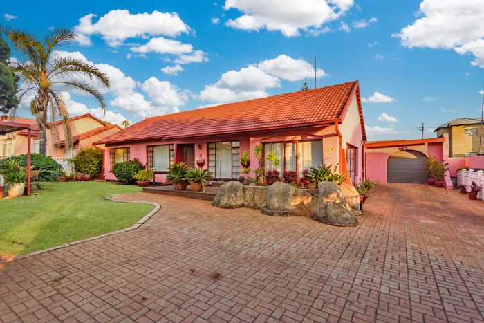 Dan Pienaarville House For Sale: 3 bedrooms, pool, lapa, study, secure parking.