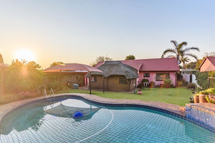 Dan Pienaarville House For Sale: 3 beds, pool, lapa, study, secure parking.